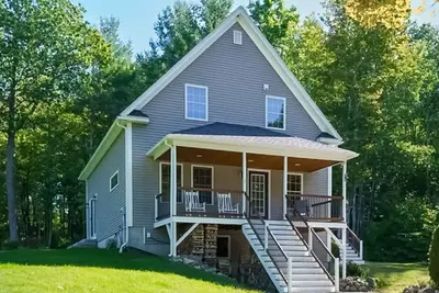 Image de Charming family-friendly home near the Lake, deck, and backyard playground