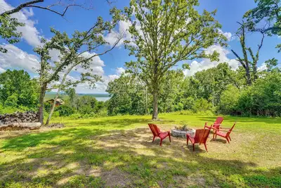 Image de Yard w/ Lake View: Home Near Table Rock Lake!