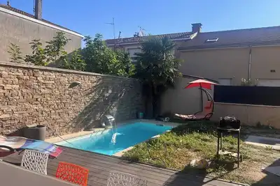 Image de Maison moderne et spacieuse avec piscine