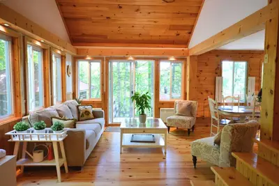 Image de Lakeside Retreat  with Hot Tub and Bunkie. Sleeps 10