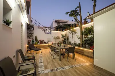 Image de Theodosia Heritage Residence\n Deluxe 2 bedr 2 bath downtown, beaches Ac  parking