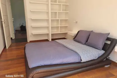 Image de Maison en bois paisible et moderne, située à 15 min de la plage