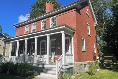 Image de Fall escape! Cozy townhouse minutes from downtown Portland on a car free island