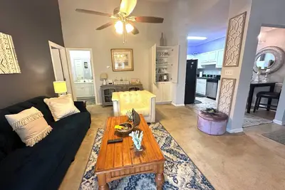 Image de Cozy 2 bedroom in gated community filled with many amenities- blocks to beach
