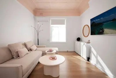 Image de Light-Filled Designer Apartment in Croydon