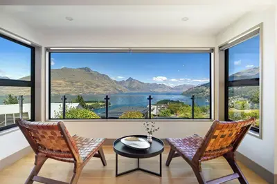 Image de Luxury Villa Lake & Mountain View on Queenstown Hill, 4Bed, 3. 5Bath, & Spa