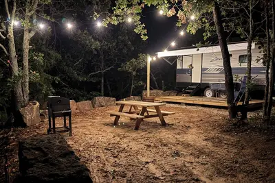 Image de Cozy Glamping at Keystone Lake: Boat Rental, Hiking, Campfire, Serene Outdoors