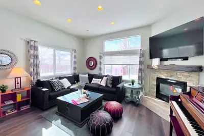 Image de In Town, Private Hot Tub, Ski, Hike, Eat, Gather!