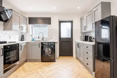 Image de Modern 2-bed home with free on-street parking, fast Wi-Fi & family amenities.