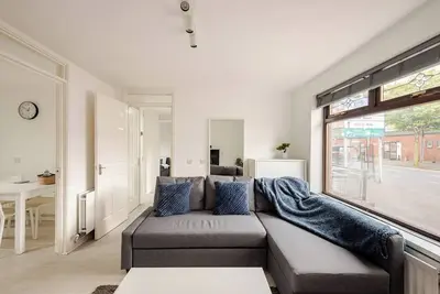 Image de Modern City Apartment Near Queen’s & Centre