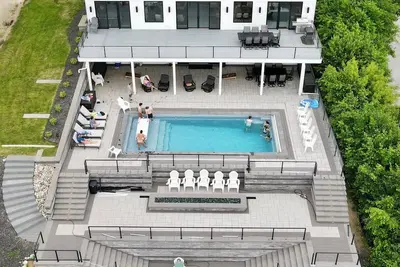 Image de Luxury 6br Round Lake Home Pool, Dock, Fire Pit & Stunning Sunsets! .