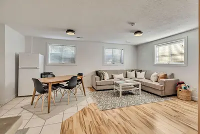 Image de Stylish Mountain Basecamp, Serene Comfort in 650 SqFt