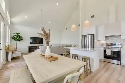 Image de Coastal Elegance: Relax and Enjoy this Freeport Gem - Pet Friendly!