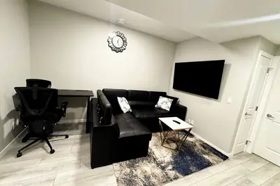 Image de Hidden Gem: Modern 2br | 2 Bathroom Suite with Private Entrance