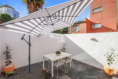 Image de Modern 2br City Home w/ Backyard • 2 Mins Walk to Queen Vic Market • Free Tram Zone • Fast WiFi • Hotel-Grade Linen • Full Kitchen • Perfect for Families & Business Travel