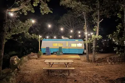 Image de Vintage Camping at Keystone Lake: Boat Rental, Hiking, Campfire, Serene Outdoors