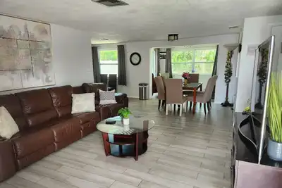 Image de Convenient close to the sun and fun 3 bed home!