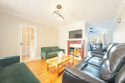 Image de House - sleeps 7, private garden & parking