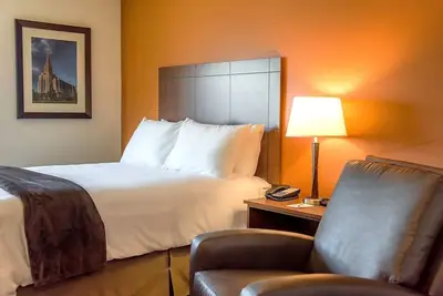 Image de Spacious Retreat with In-Room Kitchen | Pet-Friendly | Free Parking | Bbq Area