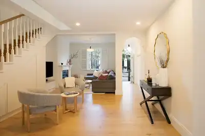 Image de Luxury 3br home w rooftop + garden/Bbq + near Cbd