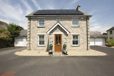 Image de Puffin Way is a spacious and detached four-bedroom holiday home in Cornwall