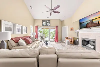 Image de 🆕 Waterfront Penthouse Lake Norman Views