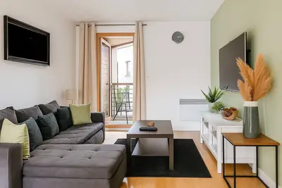 Image de Modern 2-Bed apartment in Cv1 • Free Parking • Walk to Everything!