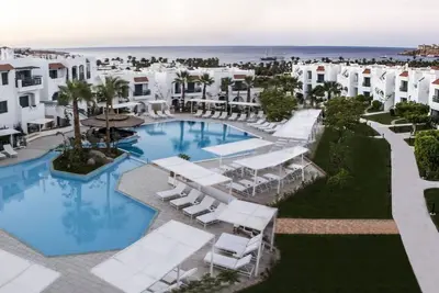 Image de Beach Escape in 3 Bright Rooms with Balcony and Near Gardens Bay Beach