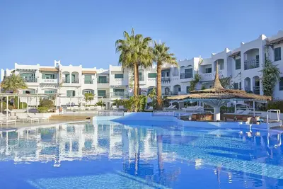 Image de Fun-Filled Retreat Near Soho Square: Pool, Water Sports & Kids Activities Galore