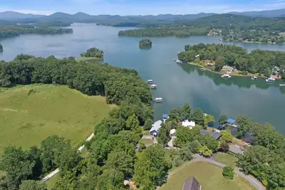 Image de Lake Breeze Cottage   by Chatuge Home Concierge<br>Lake access, fire pit, hot tub, canoe, kayak