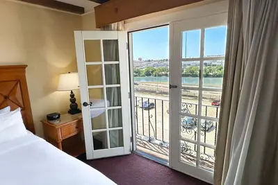 Image de Pet-Friendly Stay w/ Oceanfront Views & Colonial Architecture | Onsite Dining