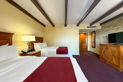 Image de Spacious Stay w/ Fitness & Pool Access Near Historic Landmarks & Local Dining