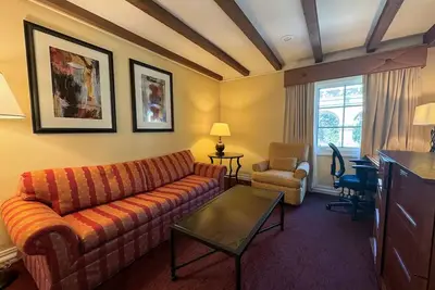 Image de Charming 2-Unit Suites w/ Modern Comfort & Steps to Museums & Local Dining