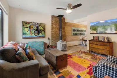 Image de Downtown 2 bedroom Townhouse. Walk to trails!