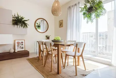 Image de Bright and stylish 2-bedroom apartment in the heart of Mellieħa 🌴. Enjoy a charming louvered balcony, sunlit windows 🌞, and modern interiors with natural touches 🌺. Perfect for a relaxing stay. Bright and stylish 2-bedroom apartment in the heart of
