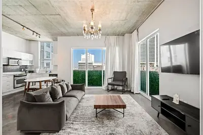Image de The Corner Escape | 2br/2ba Gem w/ Wraparound Views
