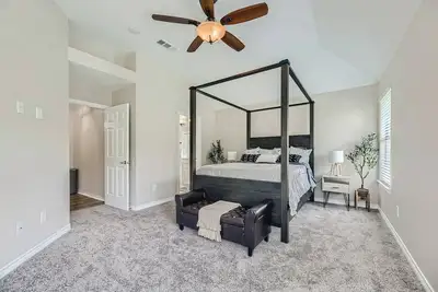 Image de The Clover House Georgetown is the perfect getaway for families or workers seeking a home base while in town. This charming retreat features a warm, inviting interior with modern amenities, a fully equipped kitchen, and comfortable living spaces.