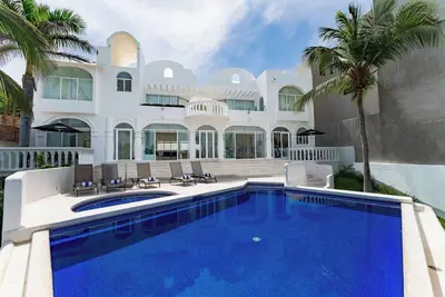 Image de Billiard Table with Ocean Views and Private Pool