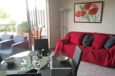 Image de 2 pièces calme avec terrasses dans Residence avec Piscine et Tennis