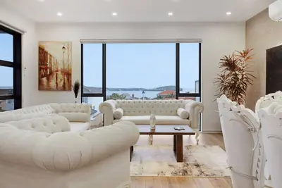 Image de Upscale Abode with Lift, Sea and Skyline Views