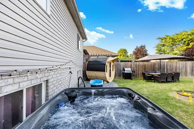 Image de Niagara Retreat|HotTub|Sauna|Games|15 Min to Falls