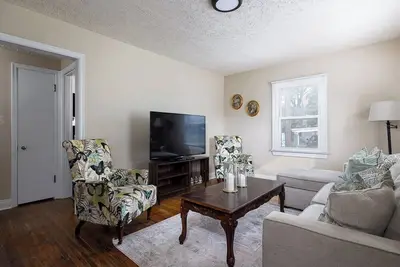 Image de 2br Home with 3 beds!