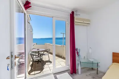 Image de Garçonnière avec la terrasse et la vue sur le mer Duce, Omis (As-2758-b)