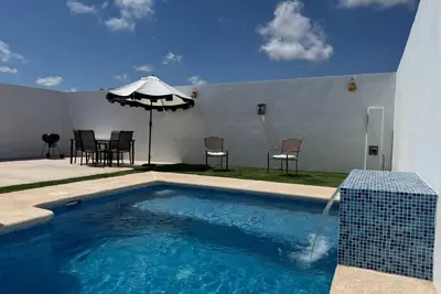 Image de House for 8 with Private Pool