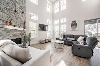 Image de Inviting Hideout Townhome w/ Balcony & Lake Views!