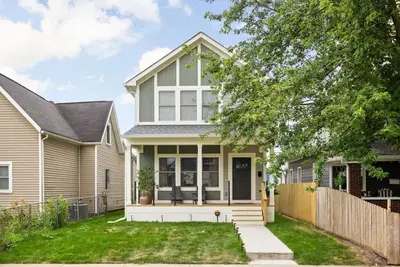Image de Modern 3-bedroom home with fenced yard + easy parking