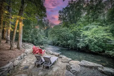 Image de Ultimate Fishing Retreat- private 250 ft water front - Hot Tub, Sauna, Game Room