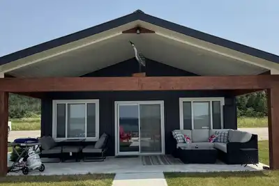 Image de Cozy modern cottage overlooking the North Channel on Manitoulin Island.