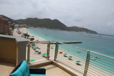 Image de Charming 2bdrm/2bath beachfront Ph Condo WiFi, Ac, Tv, beach lounges included