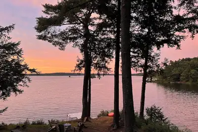 Image de Charming 2-Bedroom Lake Front Cottage with Wi-Fi and A/C on Tranquil Unity Pond